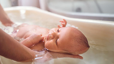 O czym warto pamiętać podczas kąpieli niemowląt?